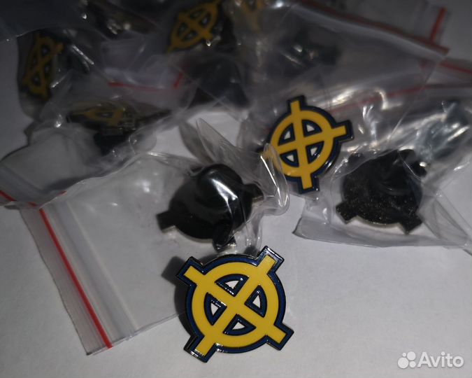 Знаки, значки кельтский крест, разноцветные