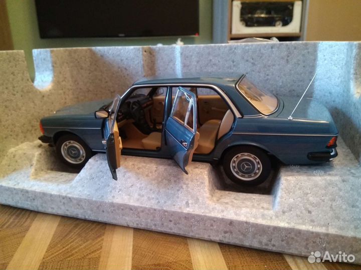 Модель Мercedes Benz 200 W 123 кузов 1/18