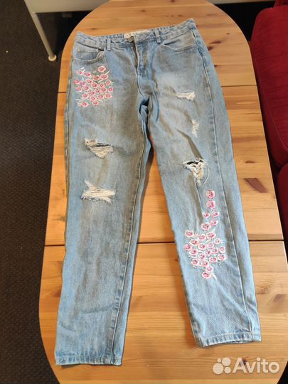 Джинсы с вышивкой и прорезями