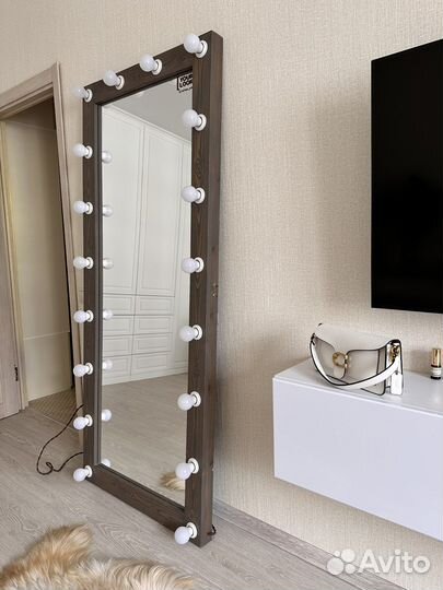 Гримерное зеркало с лампочками