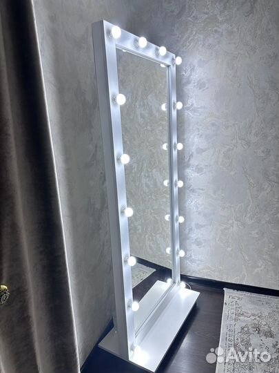 Гримерное зеркало с лампочками