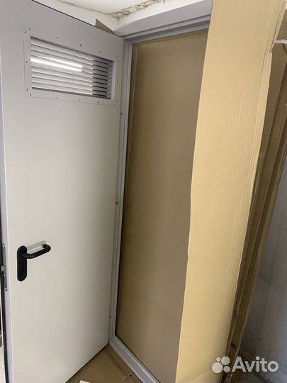 Дверь металлическая с вентиляционной решеткой