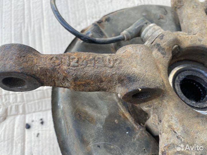 Кулак Mercedes 124 4matik перед правый