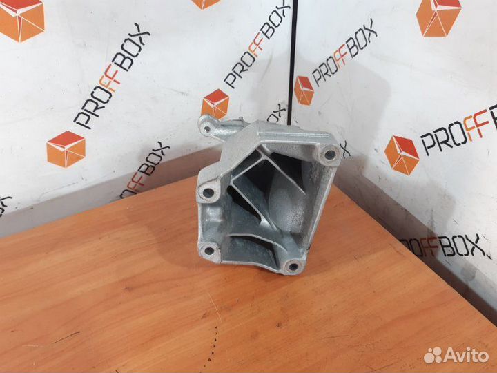 Кронштейн двигателя левый Mercedes C-Class W205