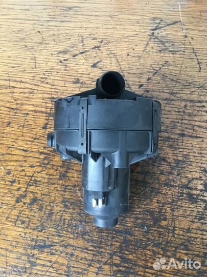 Насос продувки катализатора Mercedes E-Class W212