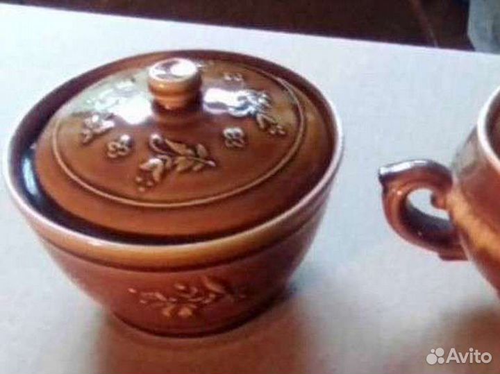 Посуда -чашки, стаканы, чайник, сахарница, тарелки