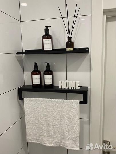 Металлические полки в ванную