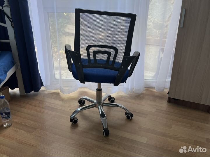 Офисное кресло