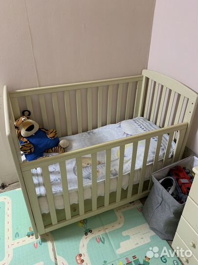 Детская кровать + пеленальный комод