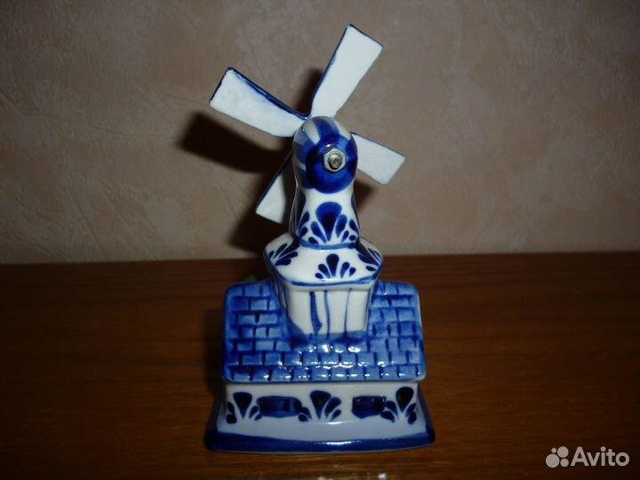 Фарфоровая статуэтка