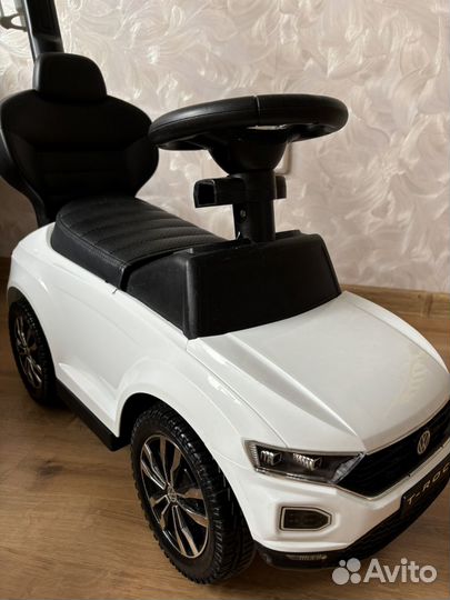 Машинка-каталка толокар с ручкой