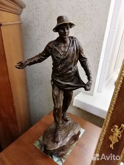 Бронзовая статуэтка Сеятель подписная старинная