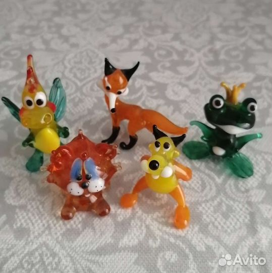 Фигурки из цветного стекла