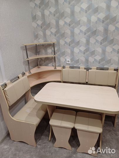 Кухонный уголок со столом и стульями