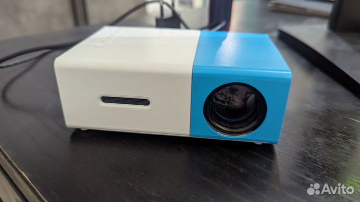 Проектор Unic YG-300 320x240, 800:1, 600 лм, LCD