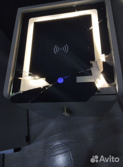 Тумбочка с подсветкой и беспроводной зарядкой