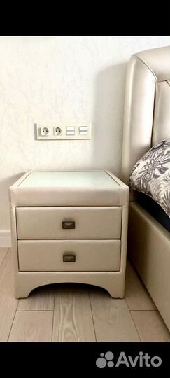 Туалетный столик с зеркалом и тумбы