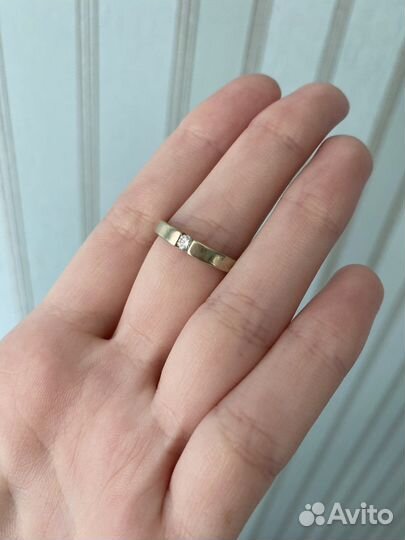 Кольцо с бриллиантом