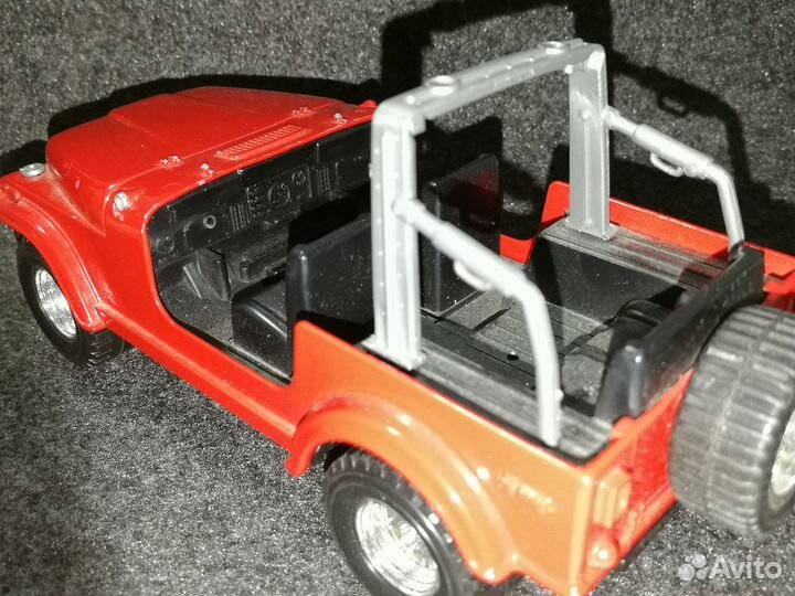 Модель 1\24 Bburago Jeep CJ-7