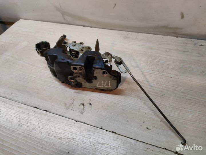 Замок правый передний Toyota Land Cruiser 90 Prado