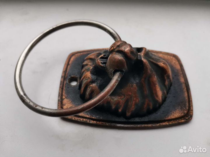 Дверная ручка со львом