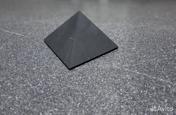 Неполированная пирамида из шунгита 9см
