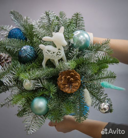 Новогодняя композиция в средней коробке, цветы дос