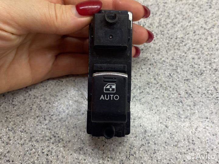 Кнопка стеклоподъемника задняя правая 83071AL080