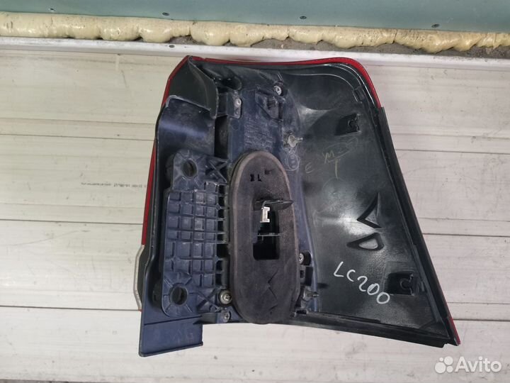 Фонарь задний левый Toyota Land Cruiser 200