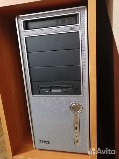 Компьютер с компьютерным столом и принтер