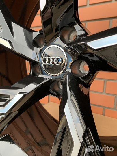 Чёрные диски R22 Audi Q7 Q8