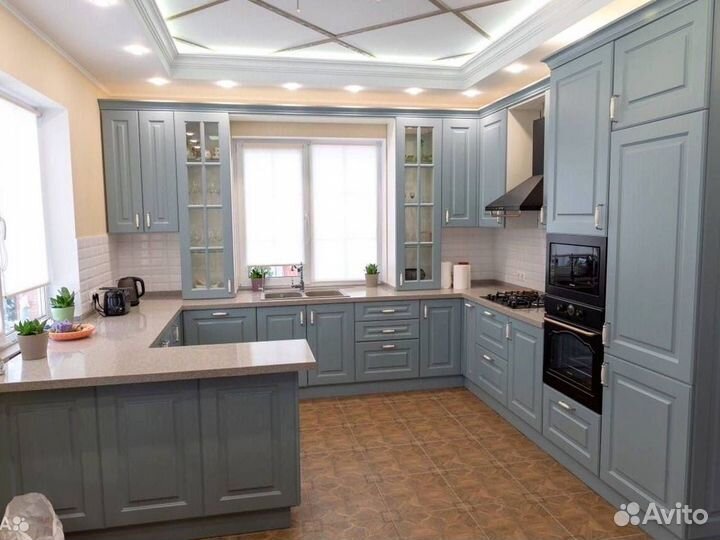 Кухня с каменным островом