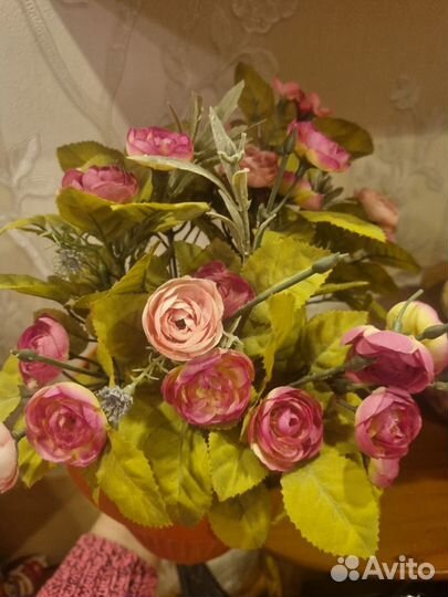 Искусственные цветы в горшках