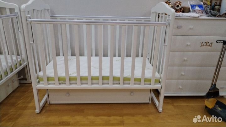 Детская кроватка с маятником и ящиком