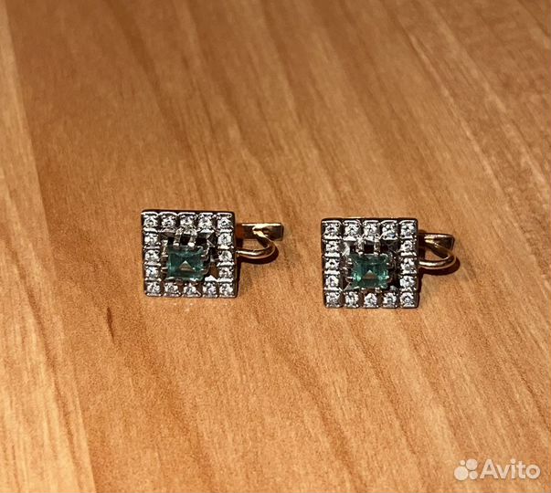 Золотые серьги с бриллиантами и изумрудом
