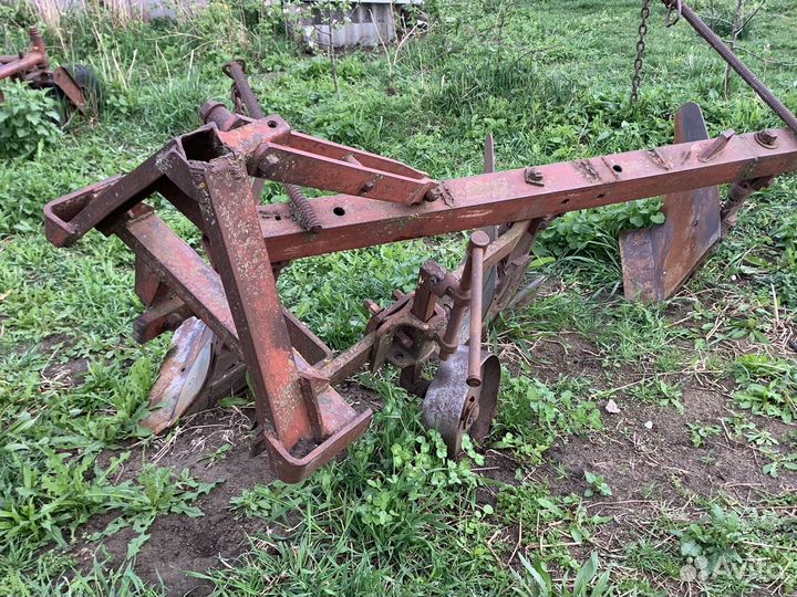 Плуг трёхкорпусный