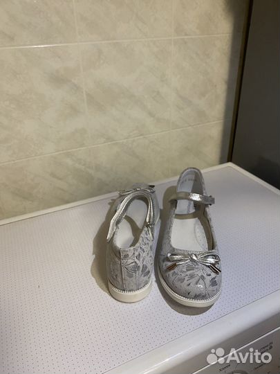 Новые детские туфли