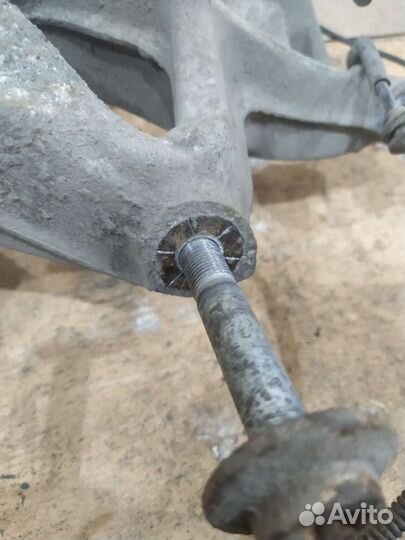 Кулак задний ступица левый правый Peugeot 407 пежо