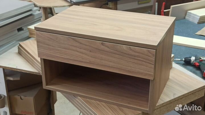 Настенная прикроватная тумба-полка