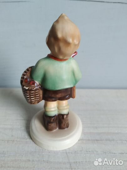 Статуэтка Goebel мальчик с корзиной