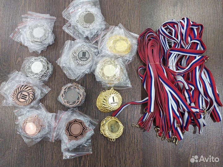 Лента триколор с карабином и медали