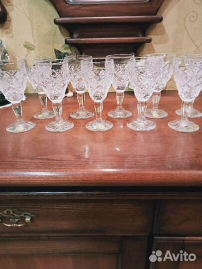 Хрустальные рюмки на ножке