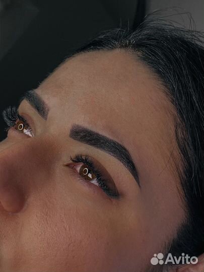 Модель на брови