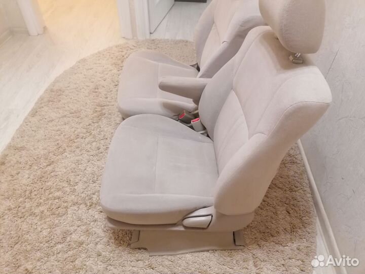 Передние сиденья тойота Gaia