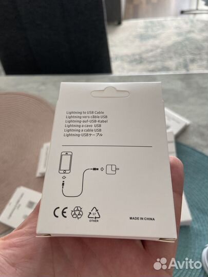 Зарядный шнур на iPhone