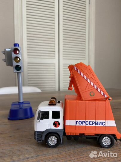 Набор машинок с светофором и дорожными знаками