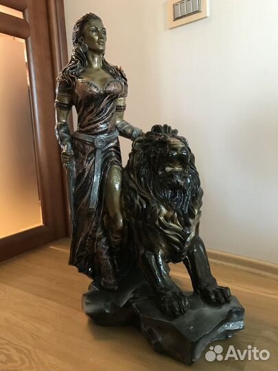 Статуя девушка со львом