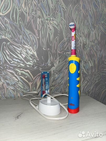 Электрическая зубная щетка oral b /детская