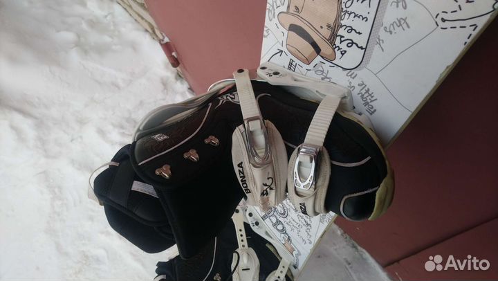 Сноуборд с креплениями и ботинками