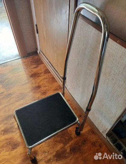 Вспомогательная ступенька для ванны с ручкой